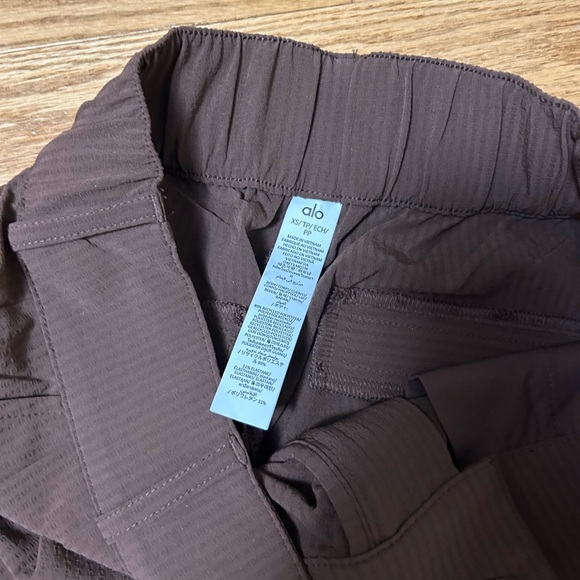 ALO Yoga Wide Leg Pants in Brown - Picture 7 of 8